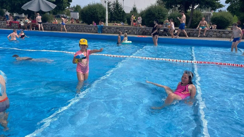 Podczas MOSiR Camp dzieci chodzą na basen