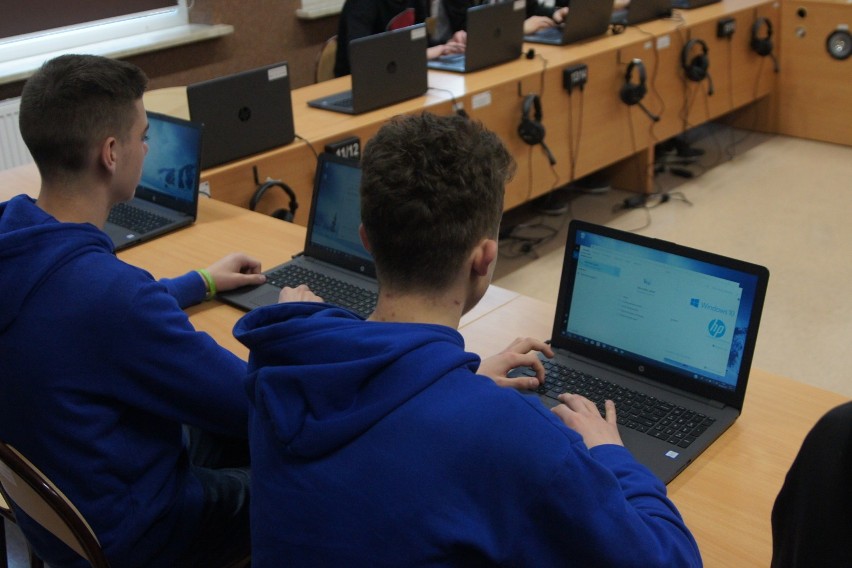 Zespół Szkół Techniczno-Elektronicznych w Kaliszu wzbogacił się o nowe laptopy. ZDJĘCIA