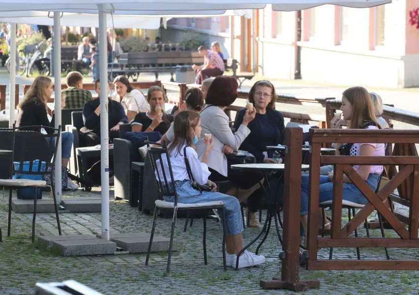 Deptak w Radomiu tętnił życiem. Dużo spacerujących i gości w lokalach. Zobaczcie zdjęcia!