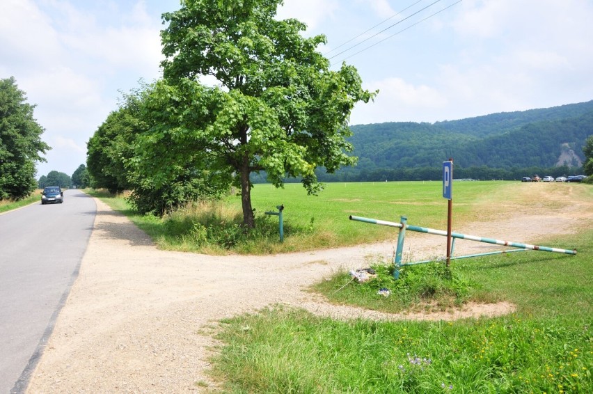 Koniec problemów z parkowaniem w Rudawce Rymanowskiej. Jest miejsce, gdzie turyści mogą stawiać samochody [ZDJĘCIA]