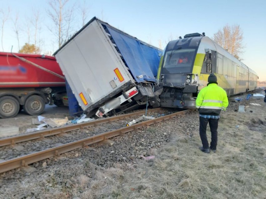 O krok od tragedii! Zderzenie ciężarówki z szynobusem w Ruszowie [FILM]