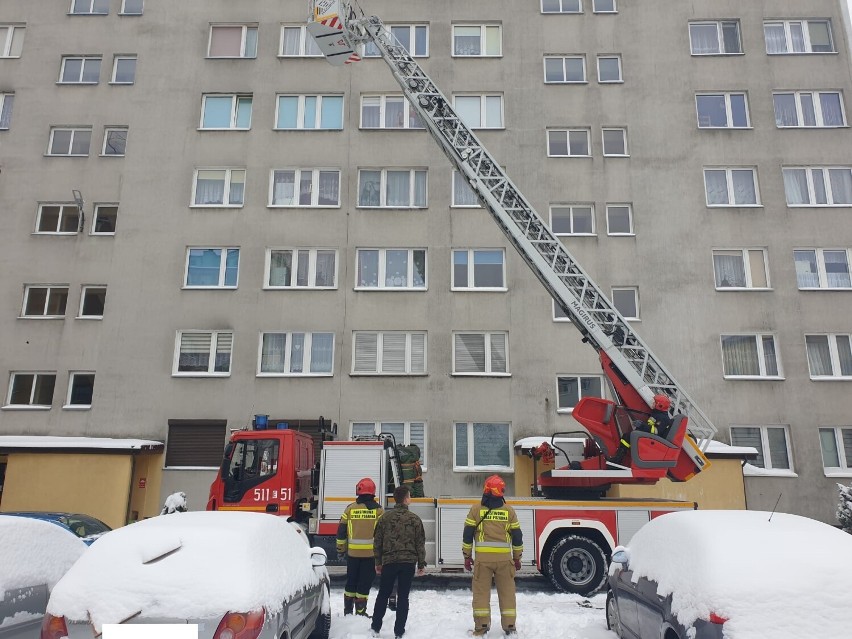 Strażacy z KP PSP w Radomsku ćwiczyli w blokach SM Mostostalowiec. ZDJĘCIA, FILM