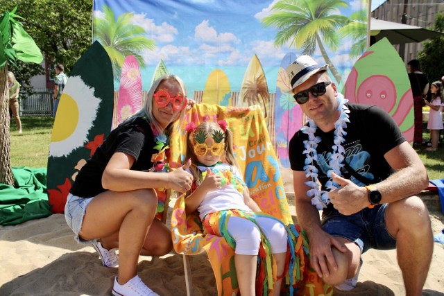 Festyn rodzinny z okazji nadchodzących Dni Mamy i Taty zorganizowało Publiczne Przedszkole nr 3 w Zduńskiej Woli. Panował hawajski klimat.