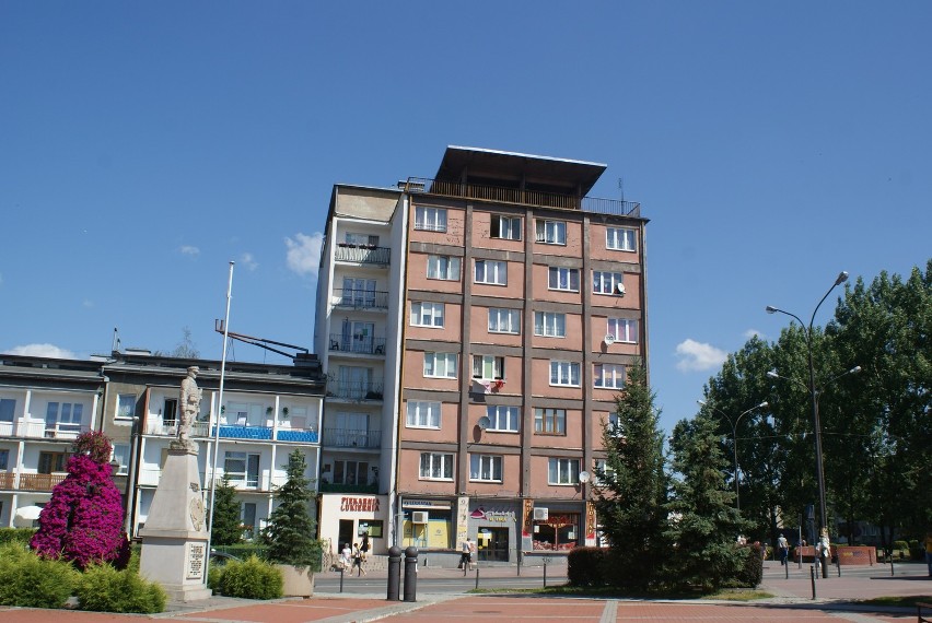 Wieżowiec w Gołonogu w żółto-czerwonych barwach