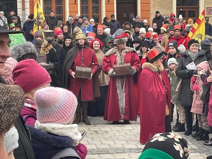 Święto Trzech Króli 2023 w Sandomierzu. Wspaniałe orszaki spotkały się na Rynku. Piękne widowisko, tłumy ludzi. Zobaczcie zdjęcia