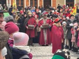 Święto Trzech Króli 2023 w Sandomierzu. Wspaniałe orszaki spotkały się na Rynku. Piękne widowisko, tłumy ludzi. Zobaczcie zdjęcia