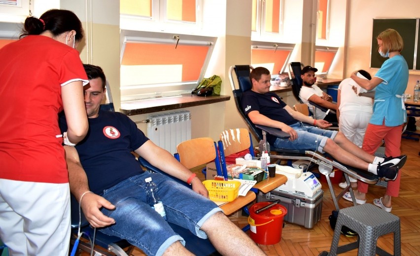 Krew oddają członkowie Klubu Honorowych Dawców Krwi...