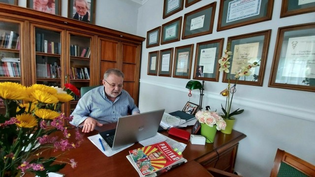 Prof. Zbigniew Izdebski w swoim gabinecie na Uniwersytecie Zielonogórskim