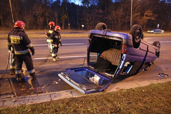 Wypadek na ul. Przybyszewskiego w Łodzi. Dachował licealista [ZDJĘCIA]