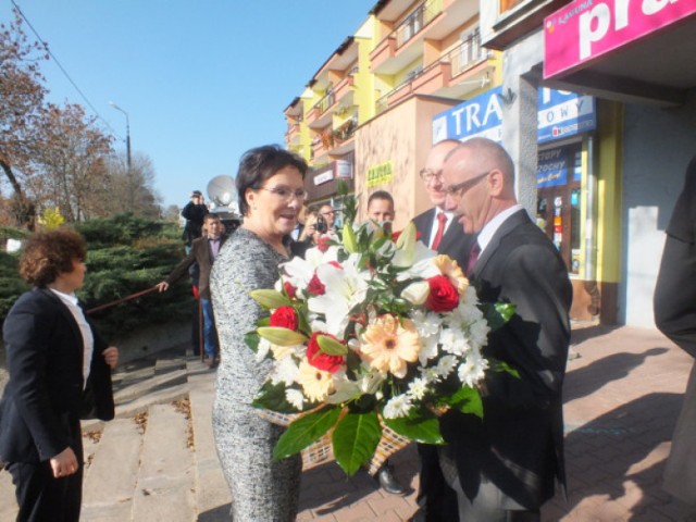 Premier Ewa Kopacz odwiedziła Kraśnik ZDJĘCIA

W niedzielne popołudnie premier Ewa Kopacz odwiedziła Kraśnik. Spotkanie zorganizowano w Osiedlowym Domu Kultury Spółdzielni Mieszkaniowej "Pomoc" w starej części miasta. Wzięło w nim udział ponad sto osób. Wśród nich byli samorządowcy, przedsiębiorcy i sympatycy Platformy Obywatelskiej.