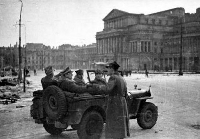 Styczeń 1945 roku. Warszawa. W jeepie gen Michał...