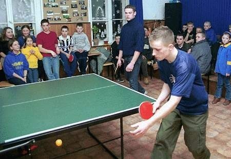 Chłopcy z Próchnika zacięcie rywalizowali z policjantami przy stole tenisowymPróchnik. Dzieci ograły policjantów
