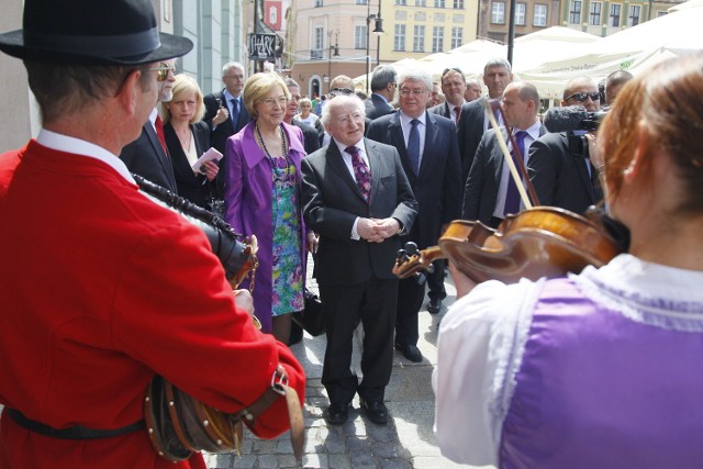 Prezydenta Irlandii i jego żonę oraz towarzyszące osoby przed Muzeum Instrumentów Muzycznych powitała Kapela Dudziarska Romualda Jędraszaka.