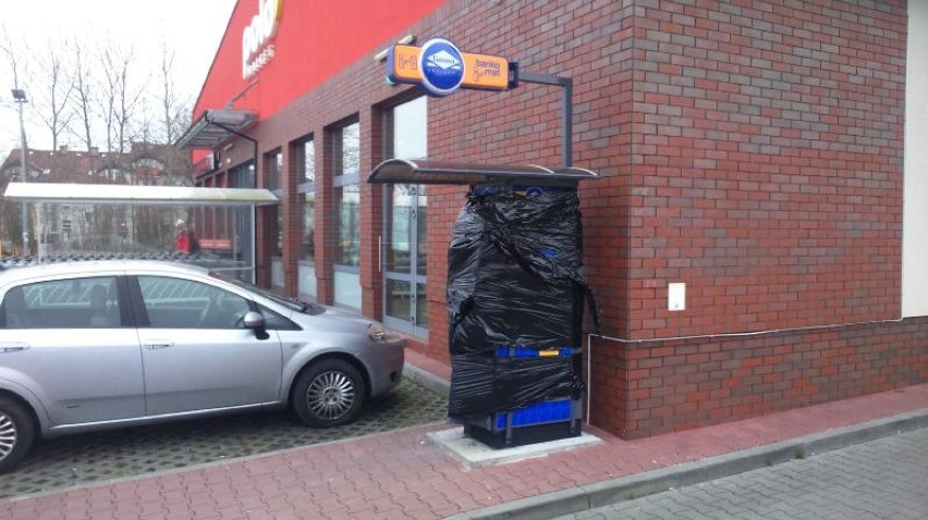Wysadzili bankomat w Osowej. Próba kradzieży była nieudana, policja szuka sprawców [FOTO]