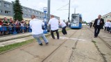 Przeciągali bombardiera na linie [wideo]