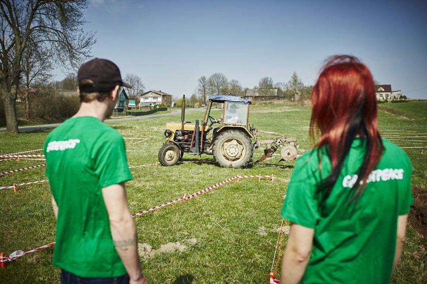 Greenpeace wciąż sprzeciwia się budowie odkrywki Złoczew, dlatego... wyorał na łące napis [ZDJĘCIA]