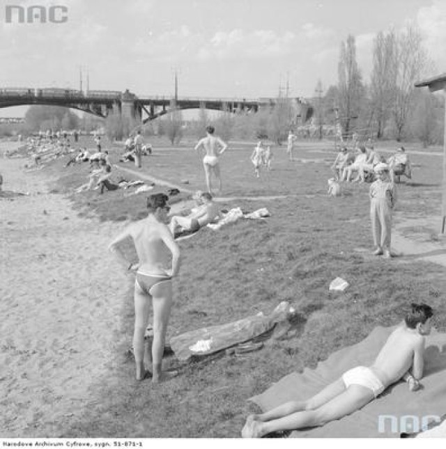 Opalający się plażowicze nad Wisłą w pobliżu mostu Poniatowskego. 1960 rok.