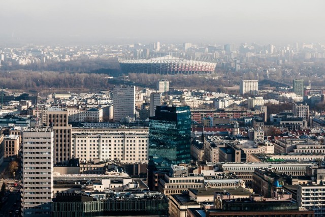 W rankingu największej ilości przestępstw i wykroczeń prym wiedzie Śródmieście. Wynika to między innymi z dużej ilości klubów i barów ulokowanych w tej dzielnicy oraz strategicznych punktów stolicy, przez które przewija się setki tysięcy osób dziennie. W ciągu ubiegłego roku, w związku z zakłócaniem spokoju lub ciszy nocnej, policja interweniowała tam aż prawie 900 razy. Wykroczenia dotyczące spożywania alkoholu odnotowano 247 razy. Co ciekawe, choć liczba kradzieży również nie była mała, nie wyróżniła się szczególnie na tle innych dzielnic - ok. 90 przypadków.