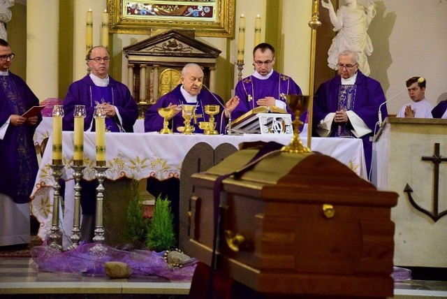 W środę, 30 marca odbyła się uroczysta eksporta ciała do kościoła, a po niej msza święta, której przewodniczył biskup pomocniczy senior Edward Frankowski. Więcej z uroczystości w środę na kolejnych zdjęciach