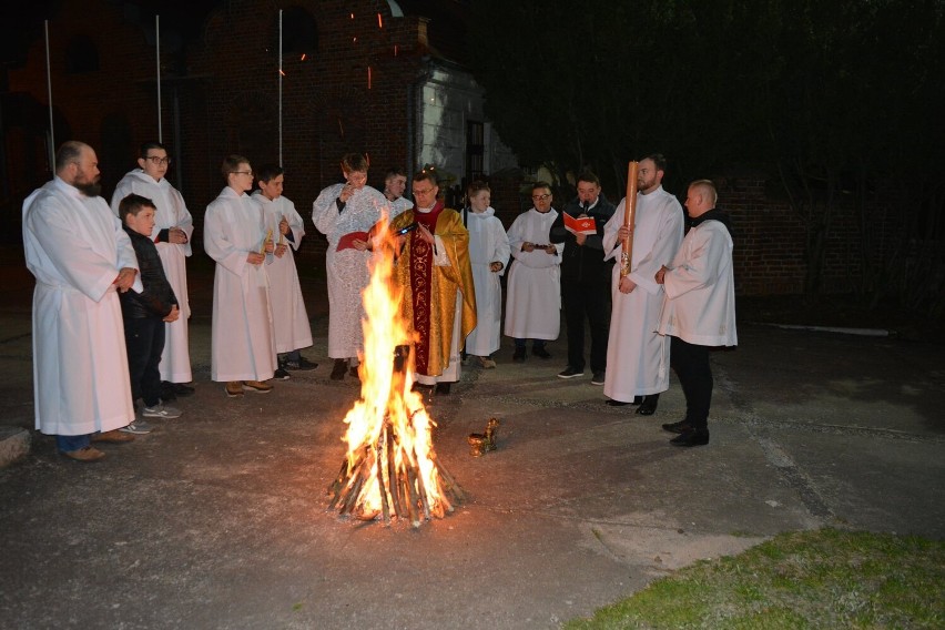 Liturgia Wigilii Paschalnej w parafii w Głuchowie