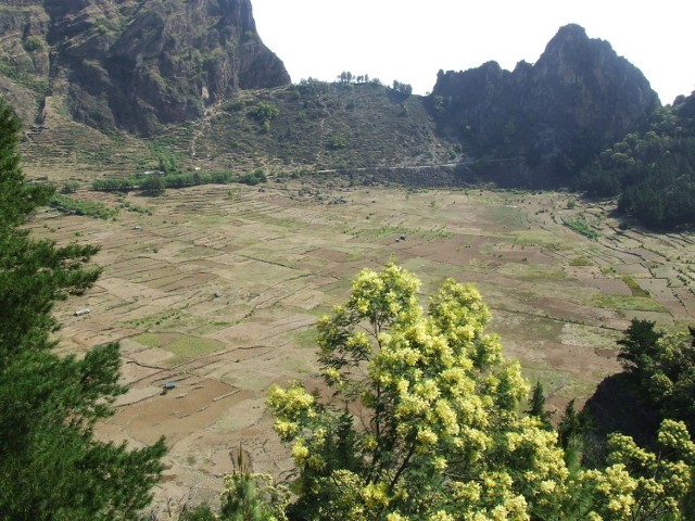Na wyspie kr&oacute;luje wygasły wulkan, w kt&oacute;rego kraterze kwitnie rolnictwo. Fot. Robert Wojteczek