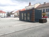 Oświęcimiu. Przywieźli już na rynek pierwszą budkę kawiarnianą. Ogródek piwny otworzą od 15 maja [ZDJĘCIA]