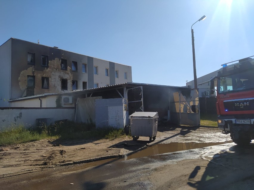 Pożar budynku przy stacji paliw na ulicy Sarnowskiej w Rawiczu - 10.06.2022