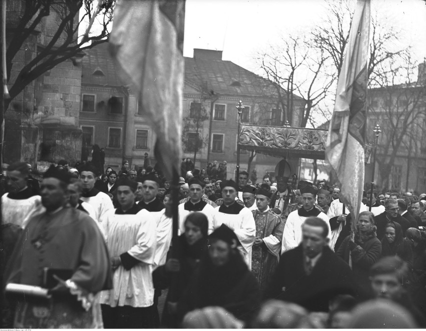 Ingres nowego biskupa przemyskiego ks. Franciszka Bardy i...