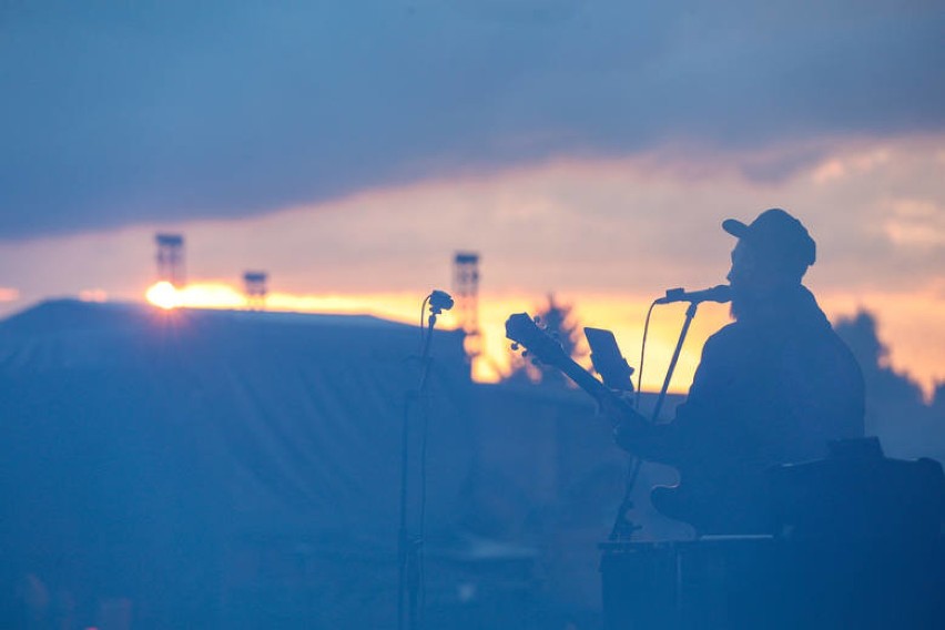 Gdynia. Kartka z kalendarza. 12.08.2018. Męskie granie w Parku Kolibki. Na scenie Nosowska, Podsiadło, Zalewski, Organek i goście