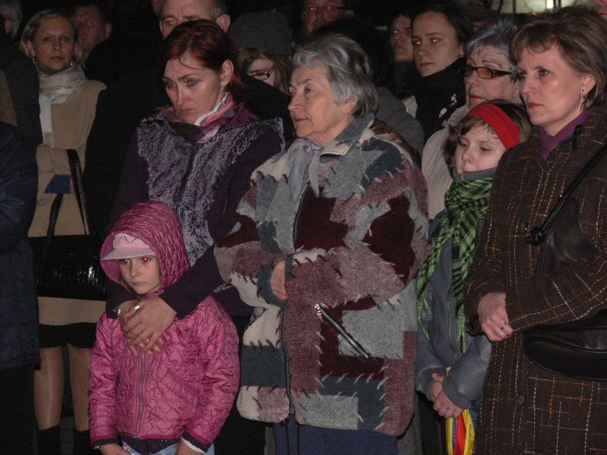Rocznica katastrofy smoleńskiej. Co działo się w Sieradzu w 2010 roku? Była m.in. plenerowa msza i księga kondolencyjna  (zdjęcia)