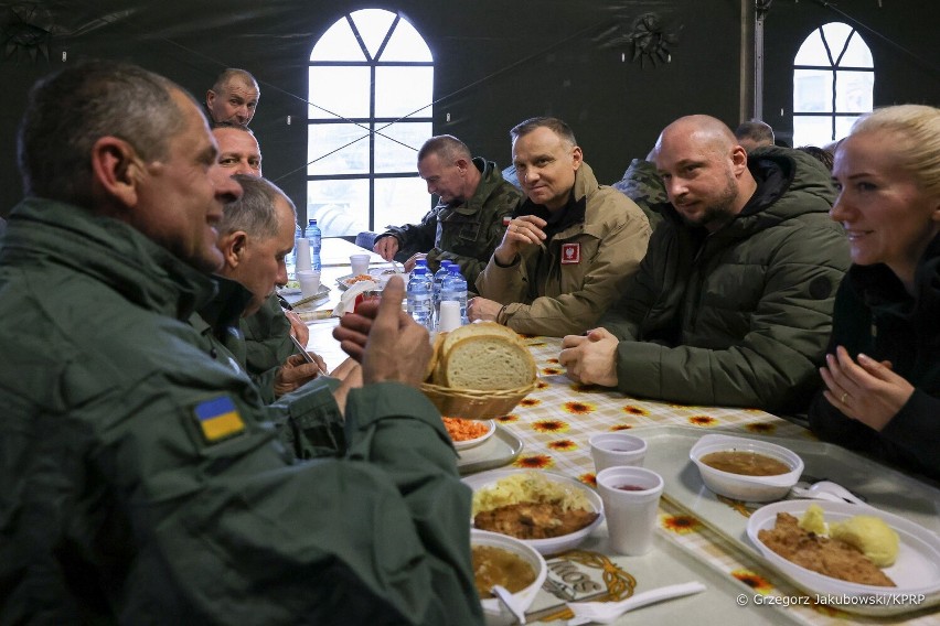 Prezydent Andrzej Duda wśród ukraińskich żołnierzy w...