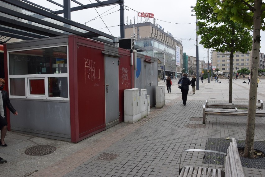 Szpetna budka tramwajowa na rynku w Katowicach w końcu...