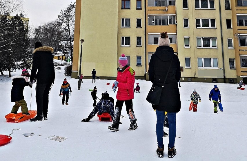 Kraków. Osiedlowe górki opanowane przez dzieci na sankach [ZDJĘCIA]