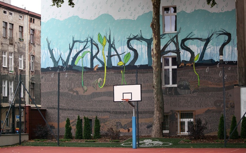 Nowy mural w Łodzi. Malowidło poświęcone „Blademu” na ścianie I LO [ZDJĘCIA]