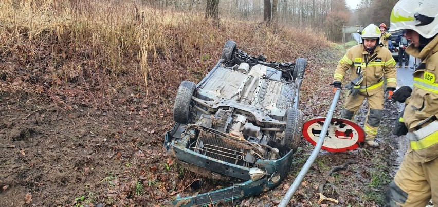 W Słupskim Młynie pod Grudziądzem dachował samochód osobowy