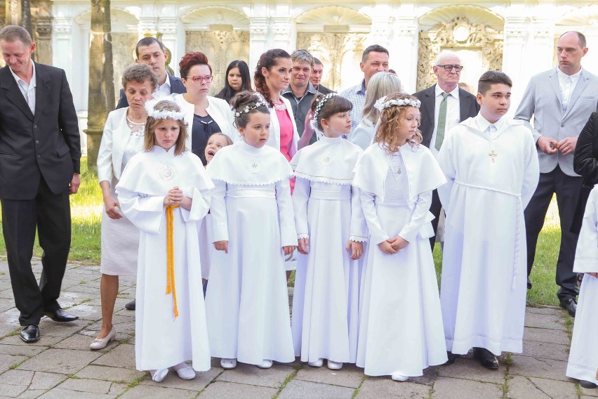 Uroczystość pierwszokomunijna w par. św. Krzyża w Lesznie