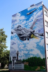 Lotniczy mural na bloku przy ul. Wróblewskiego w Łasku ZDJĘCIA