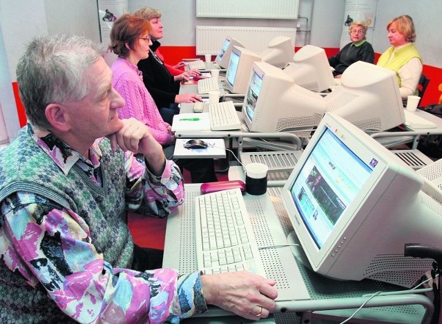 Seniorzy uczą się podstaw obsługi komputera
