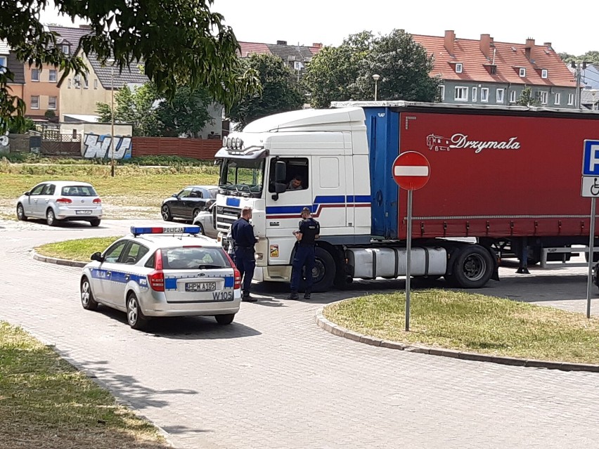 Mistrz kierownicy w centrum Goleniowa. Zastawił parking, interweniowała policja