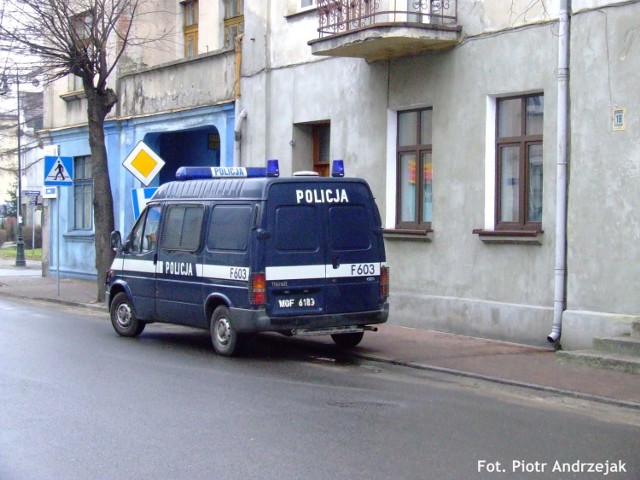 Pierwszy na miejscu był radiowóz. Policjanci nie mogli  jednak dostać się do mieszkania. Fot. Piotr Andrzejak