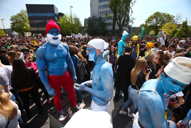 Kilkadziesiąt imprez przez tydzień od piątku do piątku - tak zapowiadają się wrocławskie Juwenalia 2018. Choć oficjalnie rozpoczną się w poniedziałek 14 maja tradycyjnym pochodem, już w środę świętować zaczną studenci Uniwersytetu Przyrodniczego.

Oto co czeka na wrocławskich studentów podczas Juwenaliów 2018. 

Zobaczcie kolejne atrakcje i imprezy, posługując się klawiszami strzałek na klawiaturze, myszką lub gestami.