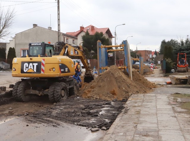 Trwają roboty na kolejnym odcinku ulicy Wiejskiej w Radomiu. Tu prowadzona jest wymiana rur sieci kanalizacyjnej i deszczowej.