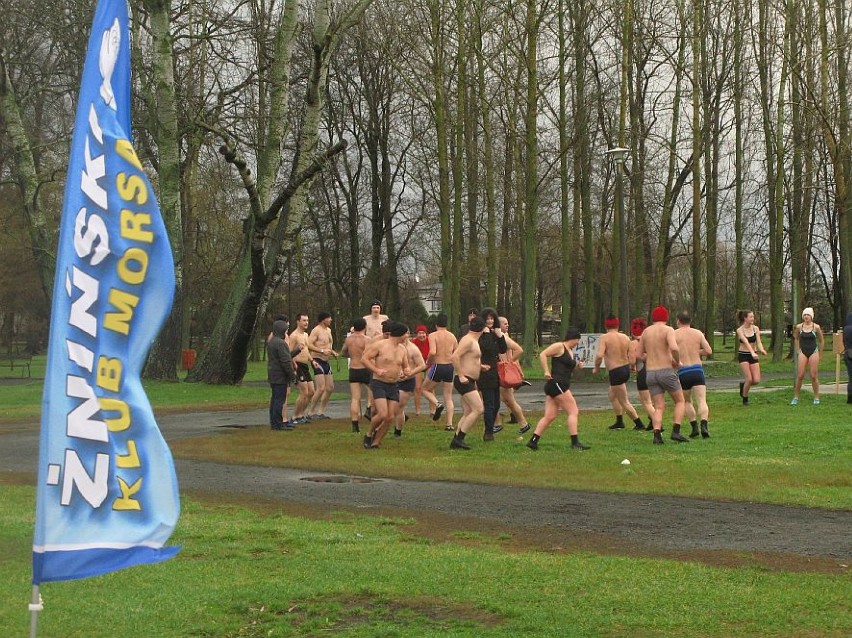 46 osób weszło do wody, której temperatura wynosiła 3 st. C.