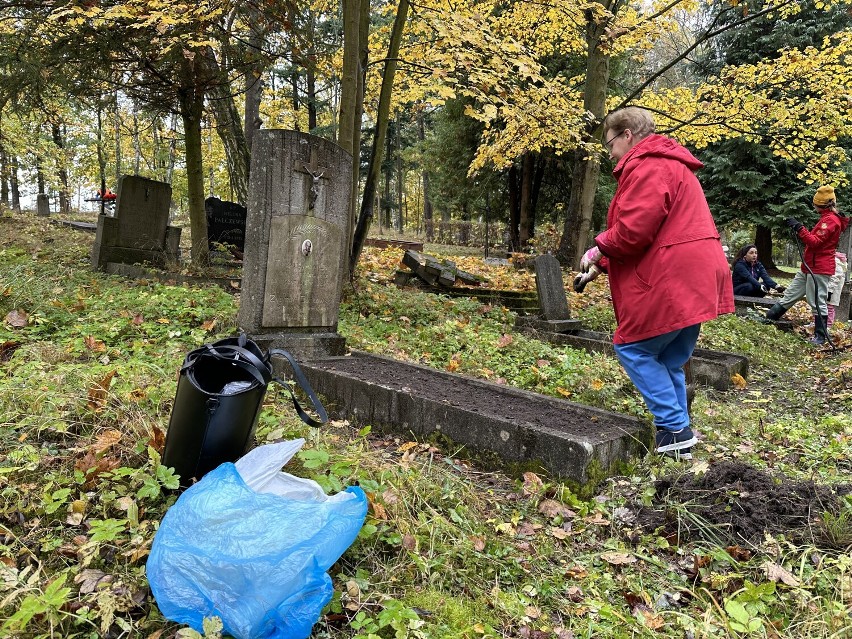 Społecznicy uporządkowali cmentarz w Kocborowie 