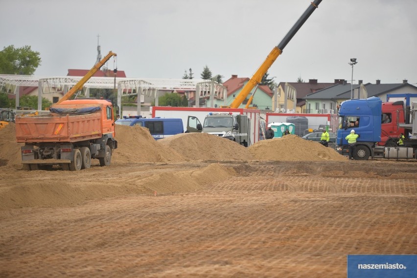Pocisk i granaty moździerzowe znaleziono na budowie parku handlowego i Castoramy we Włocławku [zdjęcia, wideo]