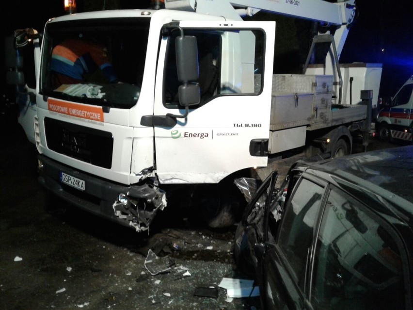 Turze: Samochód osobowy zderzył się z ciężarówką [ZOBACZ ZDJĘCIA]
