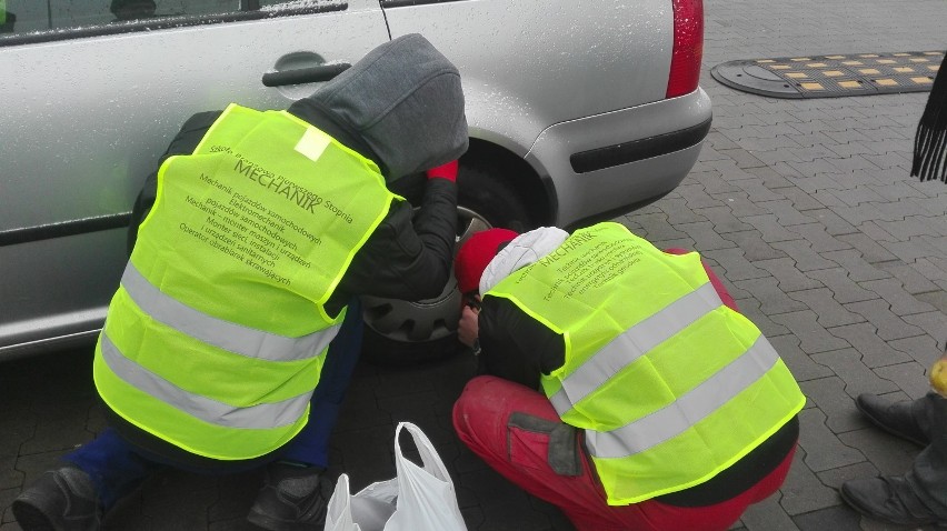 Radomsko: Uczniowie kontrolowali stan techniczny pojazdów...