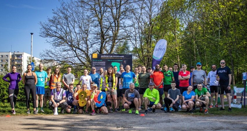 89. Parkrun w Lesie Aniołowskim w Częstochowie. Na starcie stanęło tym razem prawie 40 biegaczy