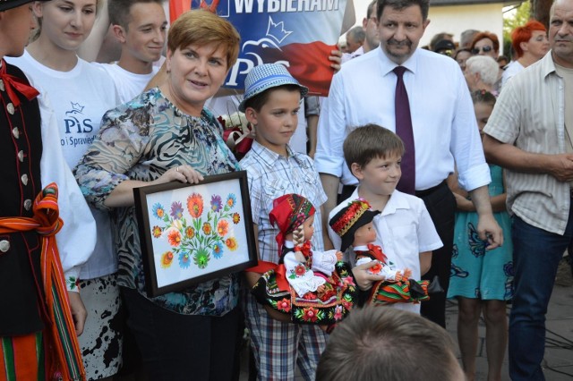 Beata Szydło z księżacką wycinanką