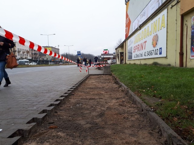 Na ulicy Żytniej w Kielcach na wysokości Hali Widowisko Sportowej zdjęto fragment nawierzchni chodnika. Kostka brukowa  już nie wróci w tym miejscu.